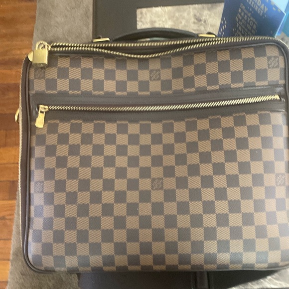 This case is in great condition in and out - Picture 1 of 3